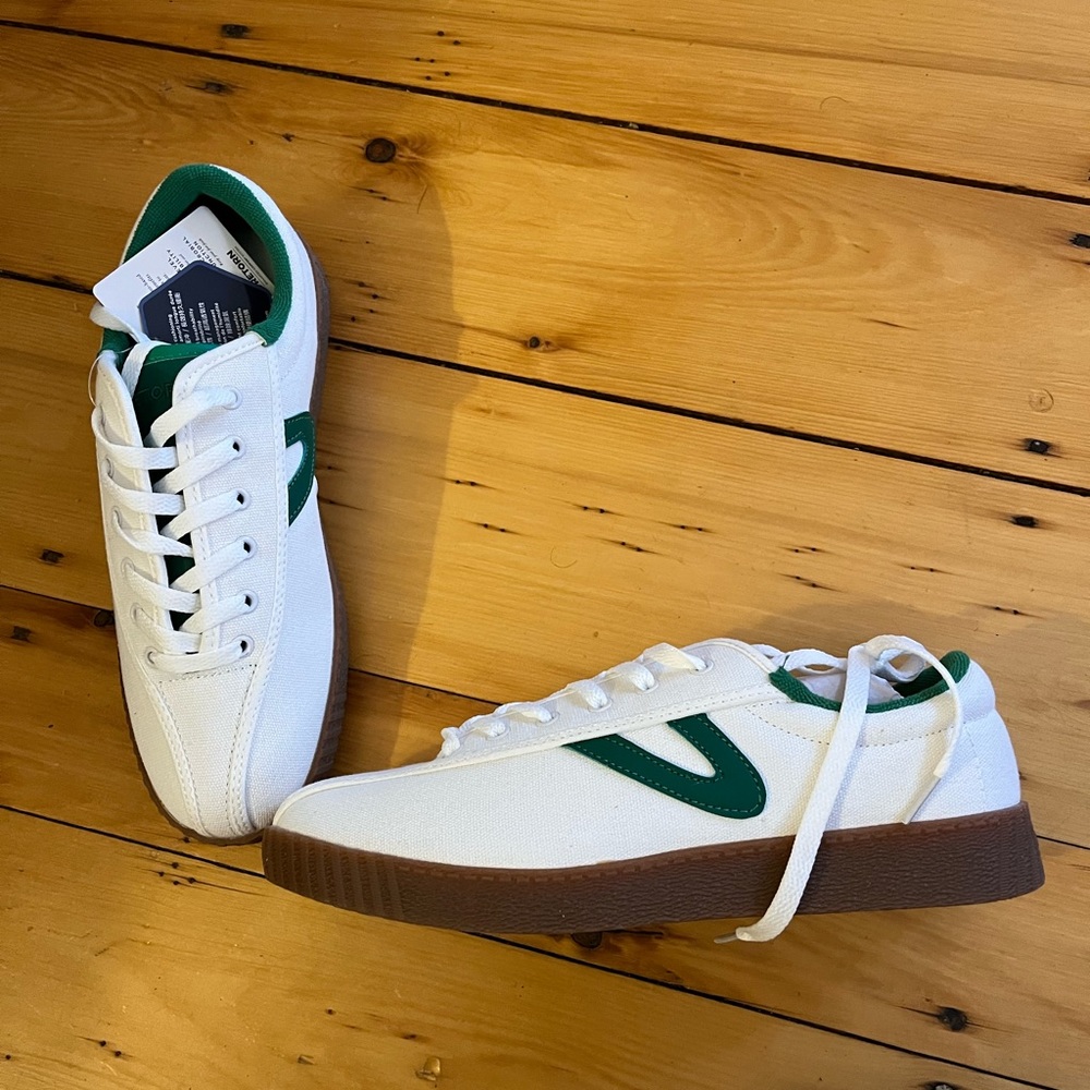 NWT Tretorn Green and White Nylite. Size 8.5